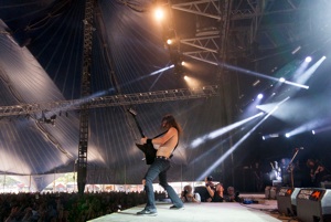 Dizzy Mizz Lizzy på Roskilde Festival 2010. Tim Christensen guitar og Martin Nielsen bas.