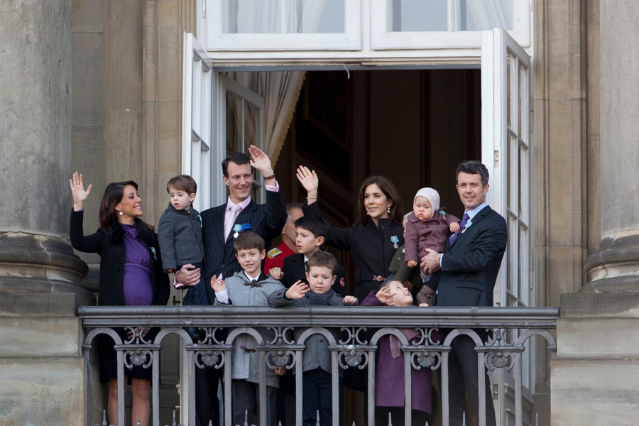 Den unge danske kongefamilie på balkon